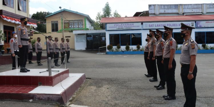 Kapolres Pimpin Upacara Kenaikan Pangkat Pengabdian 24 Personel Polres Kerinci