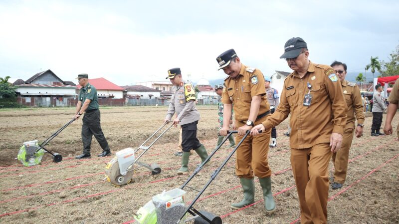 Dukung Ketahanan Pangan Nasional, Pj Bupati Asraf Hadiri Tanam Jagung Serentak di Polsek Air Hangat 