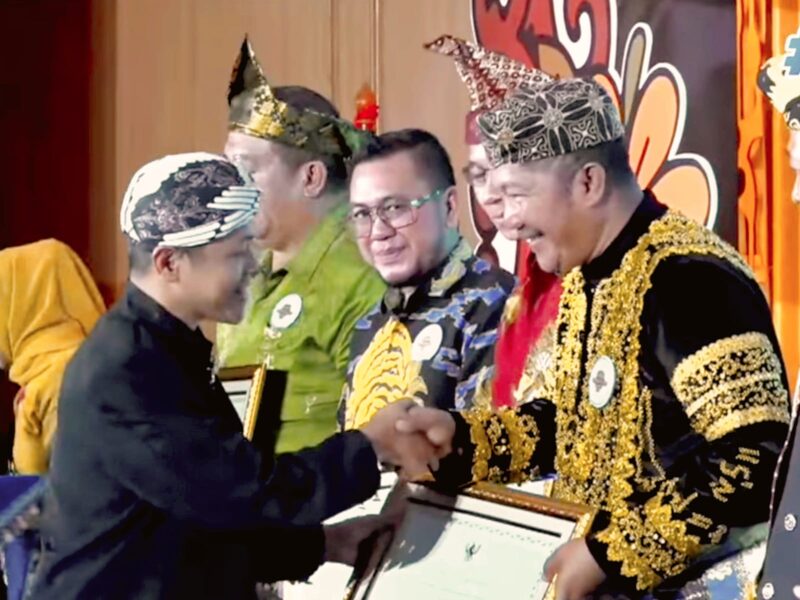 Foto :Bupati Kerinci Monadi, Terima Penghargaan