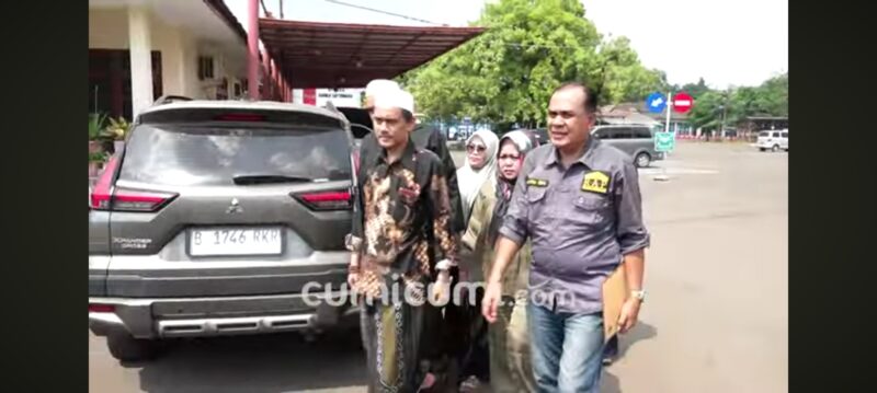 Foto Haji Hambali dan kuasa hukum: cumi-cumi