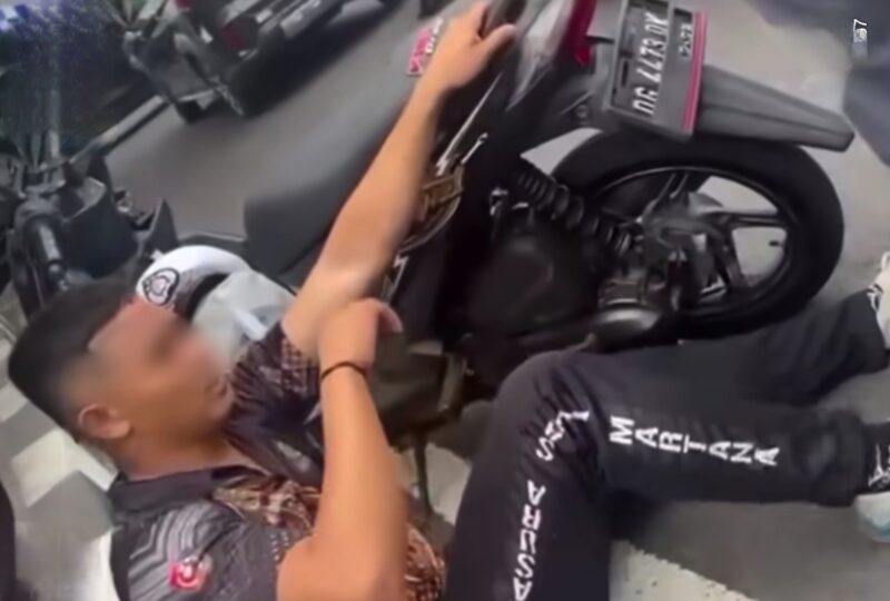 Oknum Polisi Nangis Histeris Saat Dijemput Propam