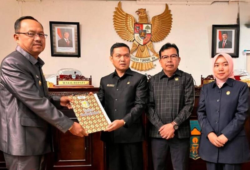 Wabup Kerinci Murison Sampaikan Pendapat Akhir Bupati Terkait RANPERDA Pertanggungjawaban APBD 2024