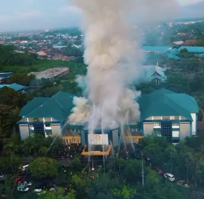 Gedung Rektorat Universitas Lambung Mangkurat (ULM) Banjarmasin hangus terbakar