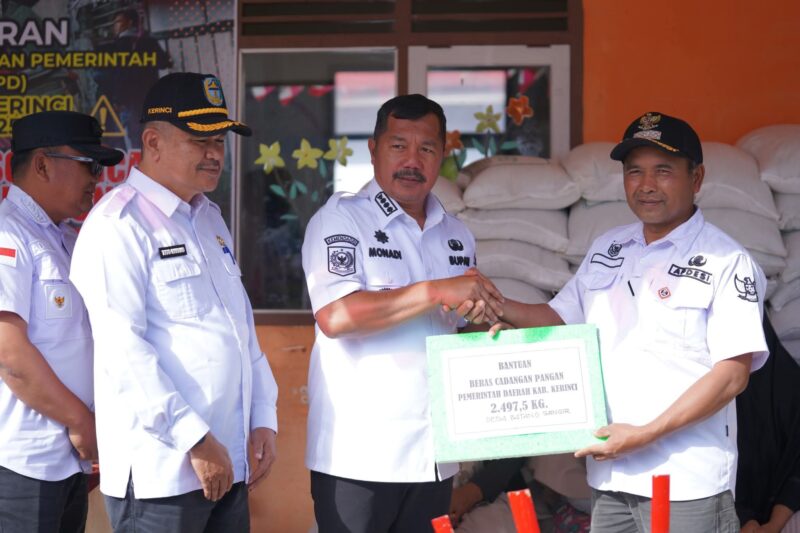 Bupati Kerinci Salurkan Bantuan untuk Korban Angin Puting Beliung 