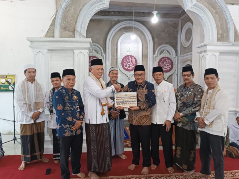 Wako Alfin Tundukkan Hati dan Serahkan Bantuan untuk Masjid Tsamaratul Ihsan