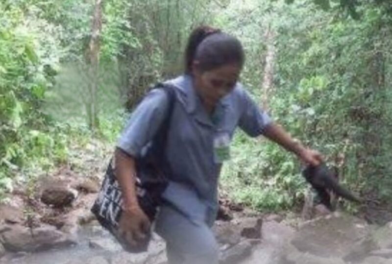 Digaji Rp300 Ribu, Guru Honorer di Sikka Rela Jalan 6 Km Tiap Hari
