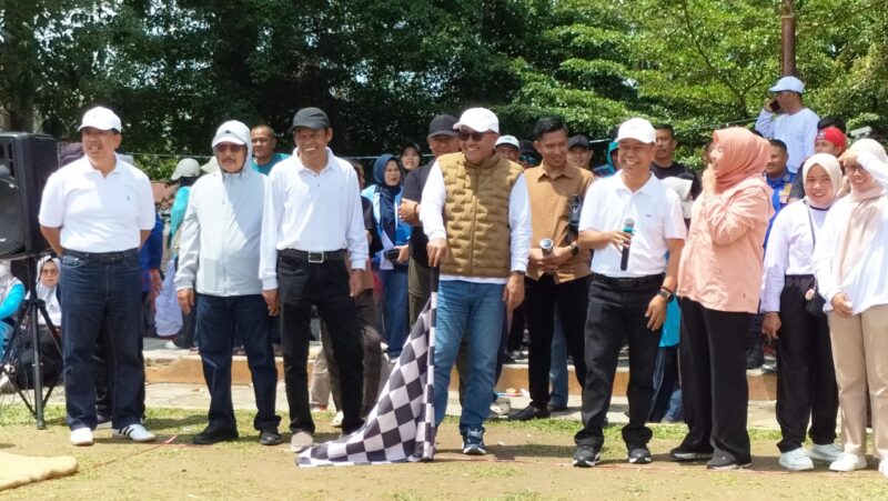 Walikota dan Pejabat Sungai Penuh Seru-Seruan Lari Karung HUT RI