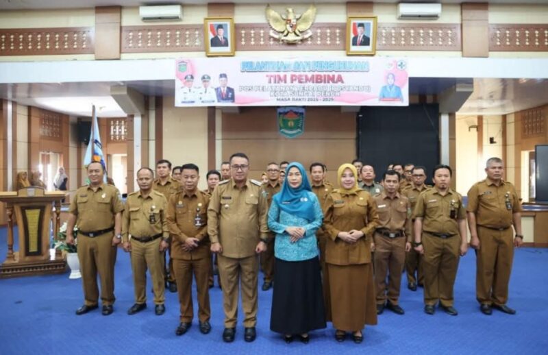 Wako Alfin Lantik Tim Pembina Posyandu Kota Sungai Penuh Periode 2025–2029