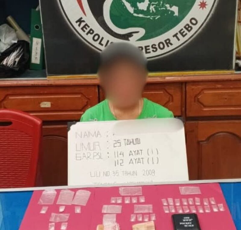 Seorang perempuan berinisial AS (25), yang berprofesi sebagai ibu rumah tangga, diamankan beserta barang bukti narkotika.