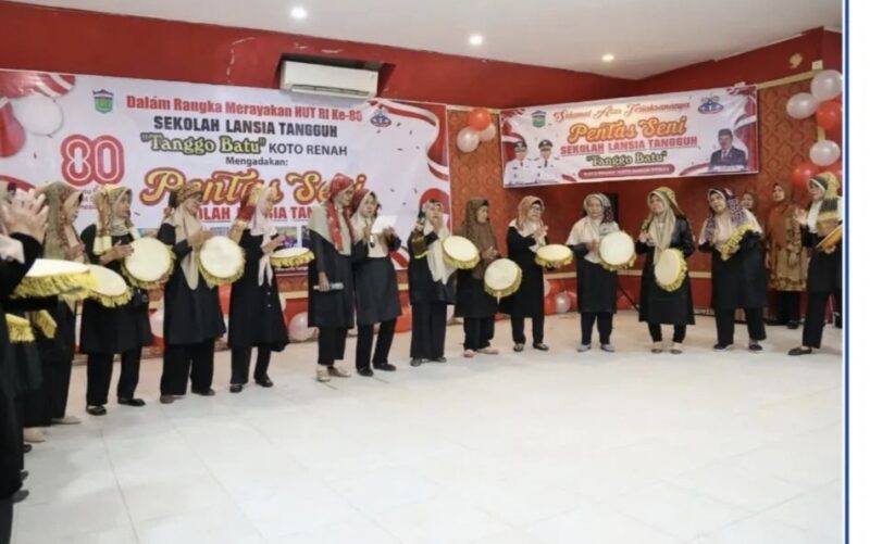 Pentas Seni Sekolah Lansia Tangguh “Tanggo Batu” yang digelar di Aula Hotel Mahkota, Desa Koto Renah