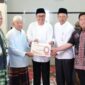 Wali Kota Alfin menyerahkan bantuan sebesar Rp5 juta untuk pembangunan Masjid Nurul Falah