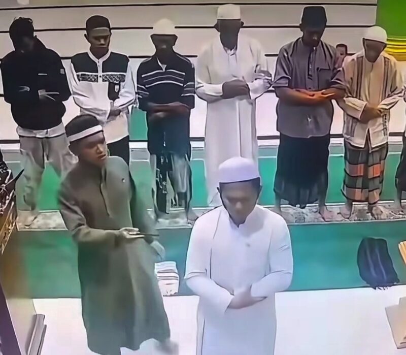 Imam Masjid Ditikam Saat Shalat Subuh