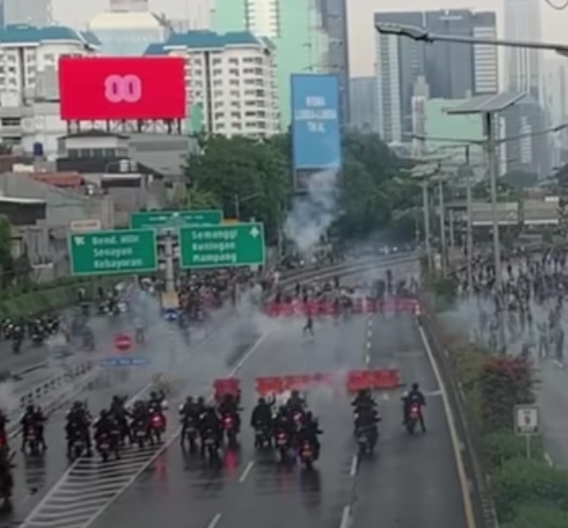 Polisi halau pendemo 28/8/2025