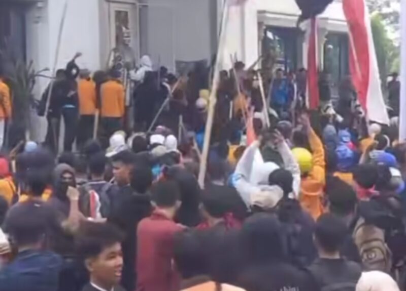 Aksi Demo Mahasiswa di DPRD Jambi Berakhir Ricuh