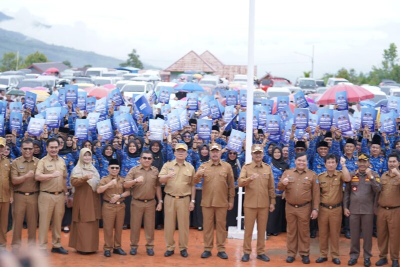 Bupati Kerinci Monadi Serahkan SK 