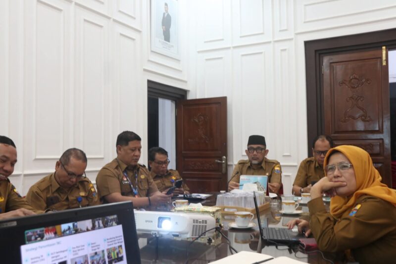 Sekda Jambi, Sudirman Rapat Koordinasi Nasional bersama Menteri Dalam Negeri, Menteri Kesehatan, Menteri Pendidikan, dan Menko melalui Zoom Meeting. Dok Diskominfo Prov Jambi