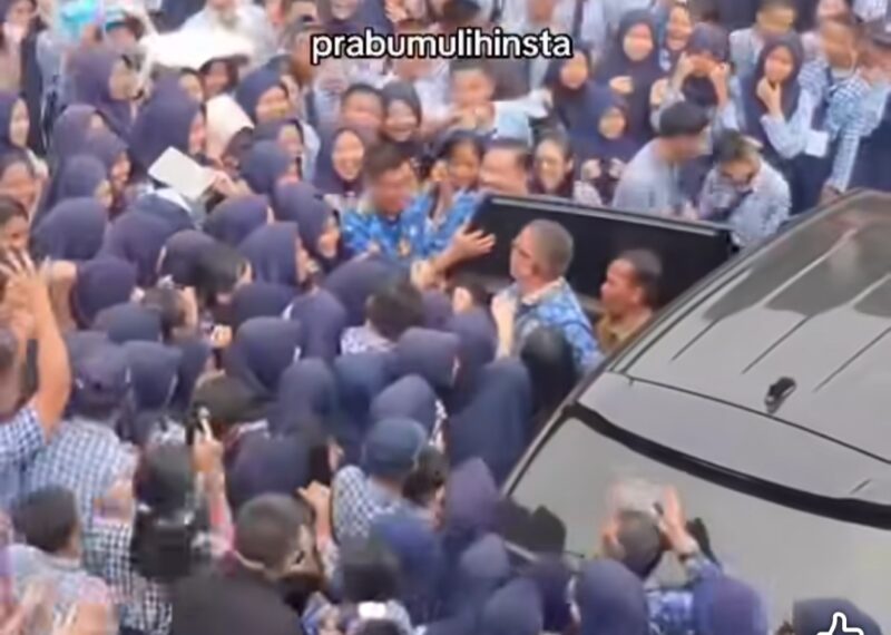 Disambut Haru Siswa Roni Ardiansyah Resmi Kembali Pimpin SMPN 1 