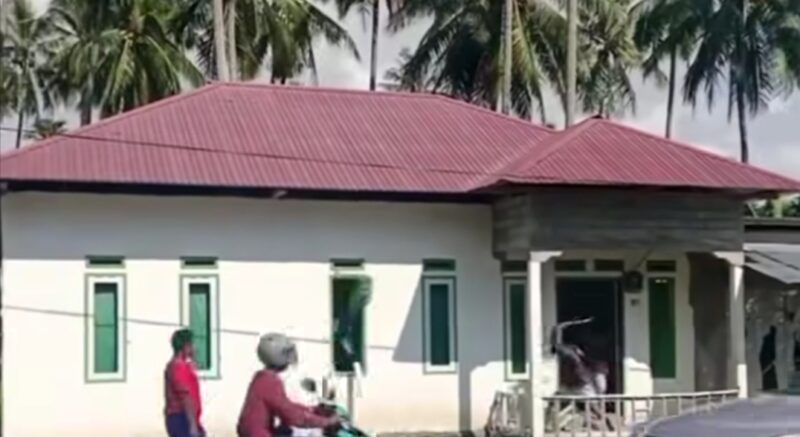 Rumah Tersangka Pembunuhan Karyawati Koperasi Dirusak Warga
