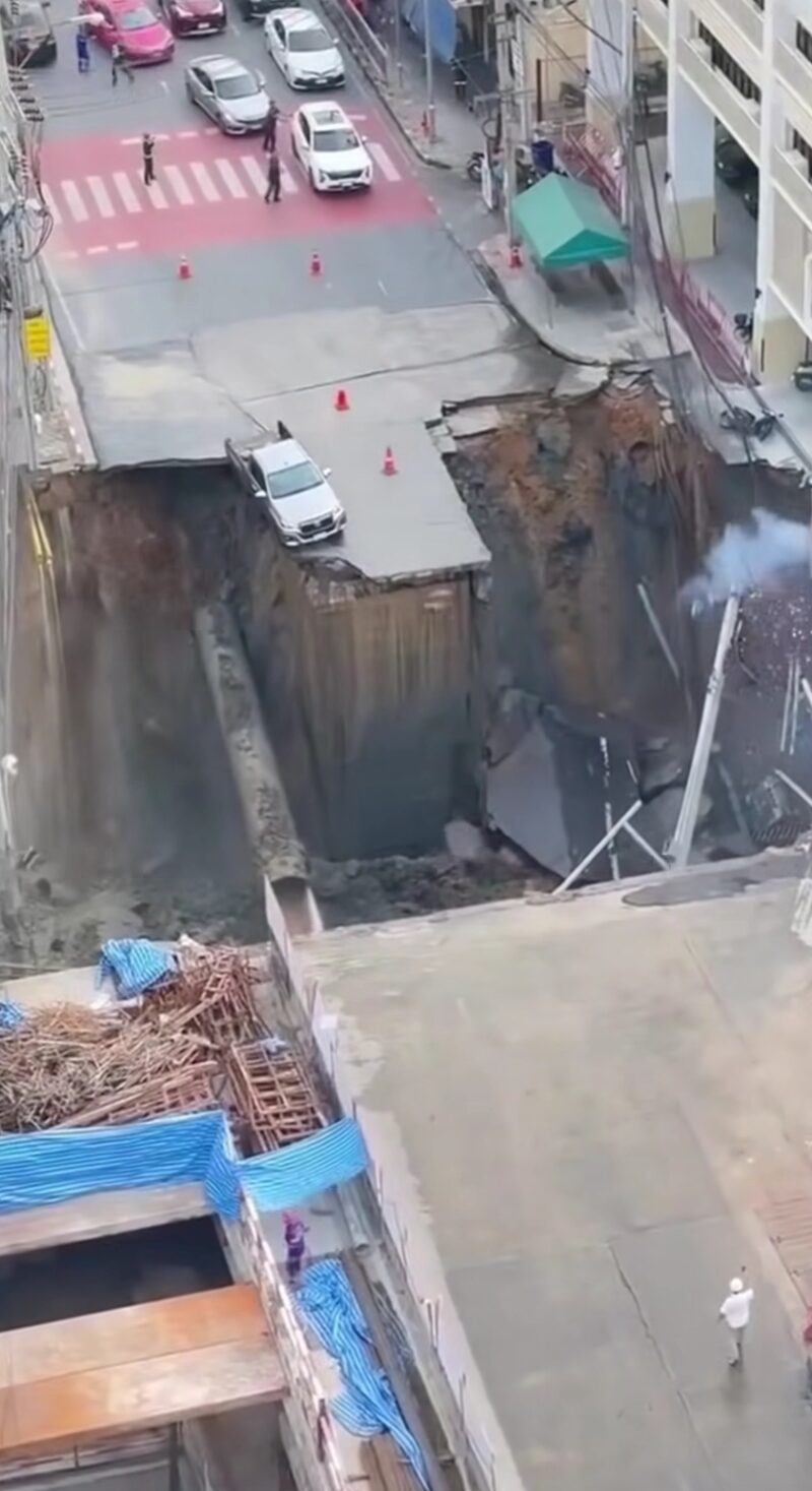 Sinkhole Raksasa Depan RS Vajira Bangkok Ambles