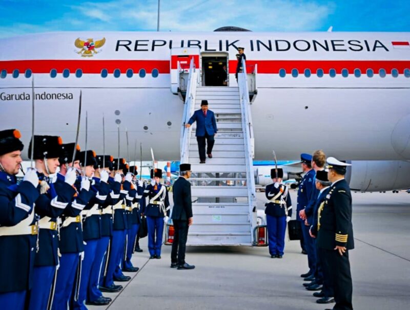 Presiden Republik Indonesia, Prabowo Subianto, tiba di Bandar Udara Internasional Schipol, Amsterdam, Belanda, pada Kamis, 25 September 2025. Dok (Foto: BPMI Setpres)
