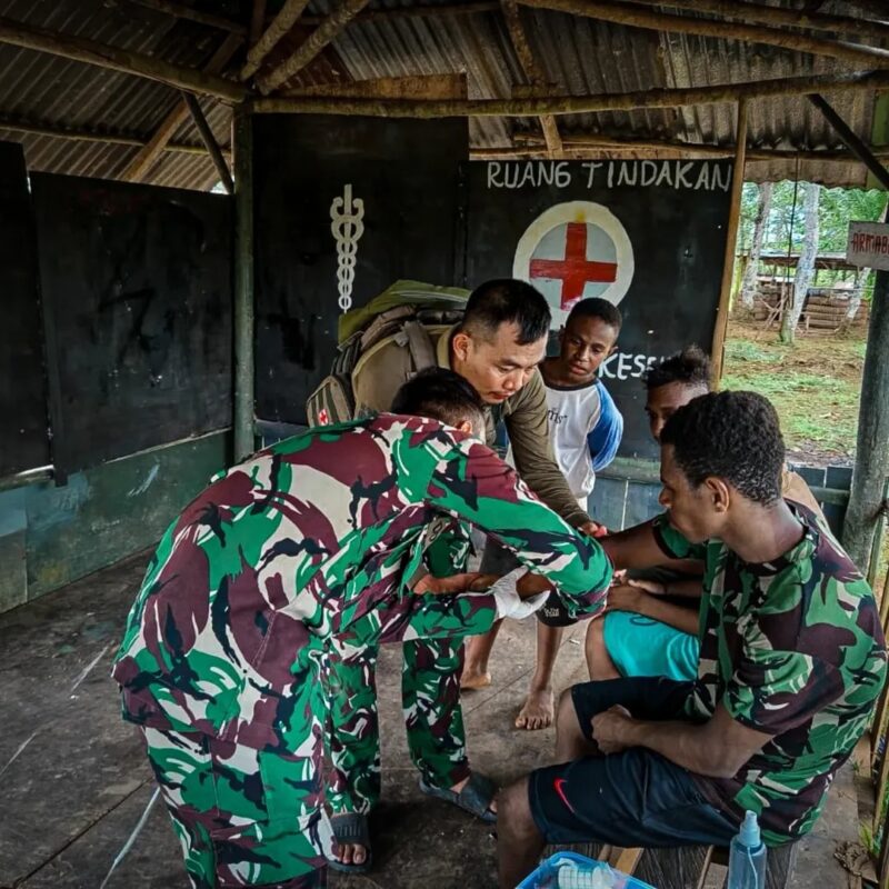 Satgas Yonif 403 Bantu Warga Papua dengan Layanan Kesehatan