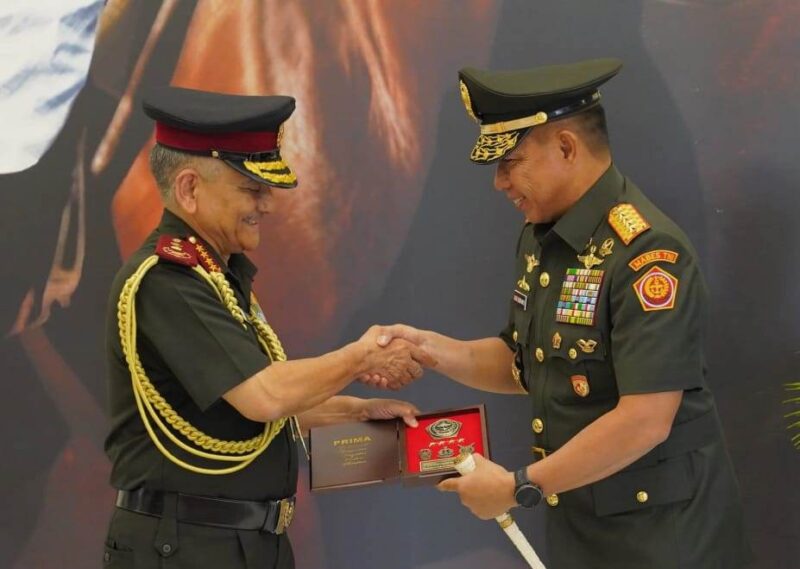 Panglima TNI Jenderal TNI Agus Subiyanto (Kanan) menerima kunjungan kehormatan Chief of Defence Staff (CDS) Indian Armed Forces, General Anil Chauhan (Kiri)