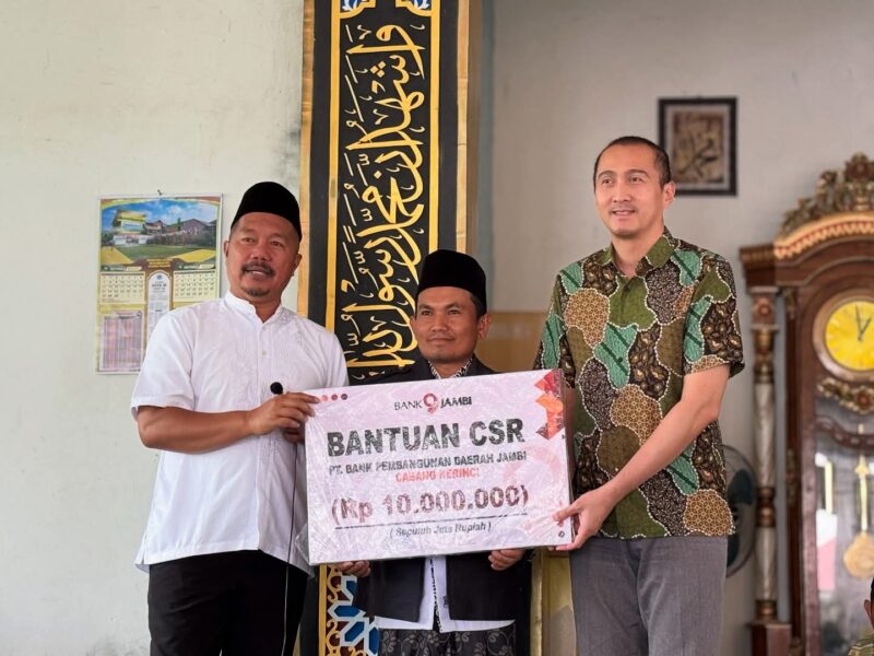 Bupati Kerinci dan Bank Jambi Serahkan Bantuan CSR ke Masjid Nurul Iman Mukai Tinggi. 