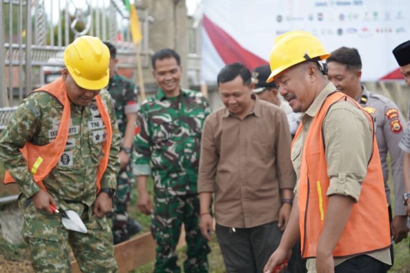 Bupati Kerinci bersama jajaran Kodim 0417/Kerinci menghadiri peletakan batu pertama pembangunan fisik 80.000 gerai