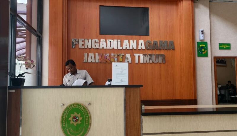 Kebijakan wawancara PA Jakarta Timur dinilai membatasi akses informasi publik terkait kasus dugaan nikah lagi Ustadz Zainal Abidin.