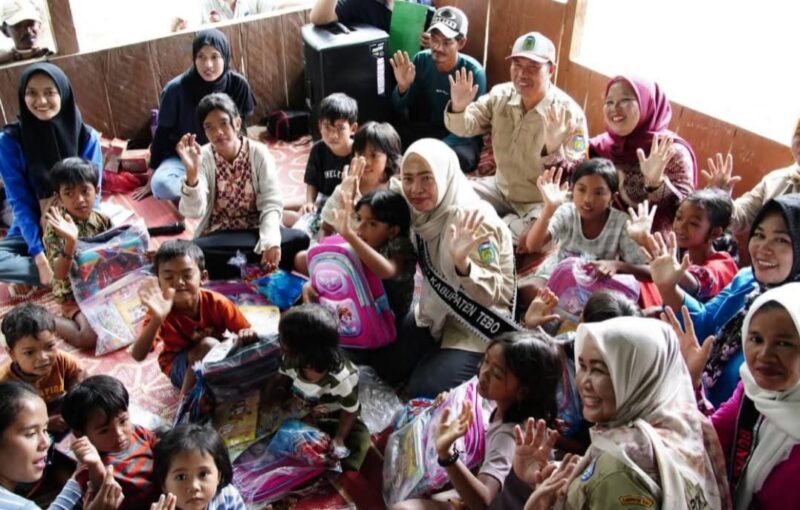 Bunda PAUD Tebo Bina Suku Anak Dalam di Desa Semabu