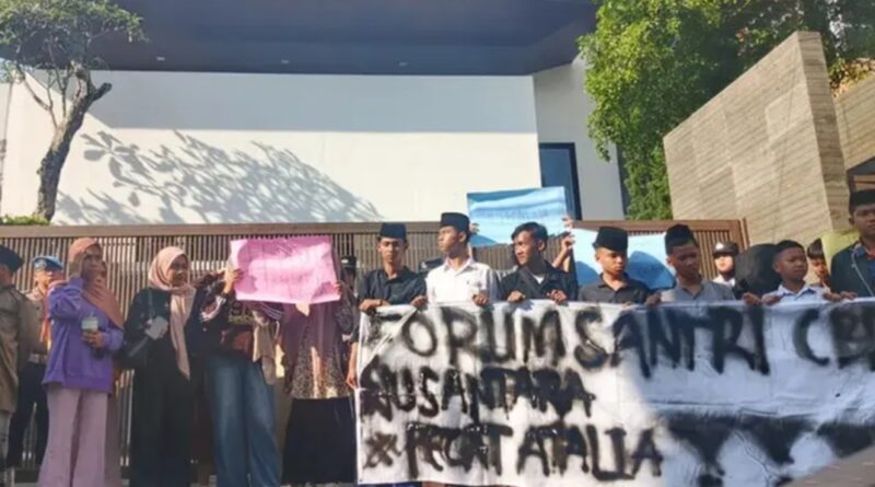 Puluhan Santri Datangi Rumah Ridwan Kamil, Tuntut Atalia Klarifikasi Soal Ponpes. Foto Liputan6 