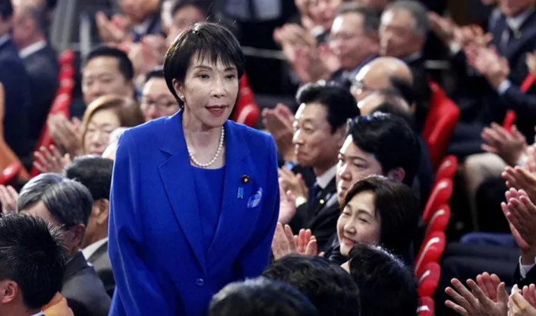Mantan Menteri Perekonomian Jepang Sanae Takaichi (berdiri) terpilih sebagai ketua Partai Demokrat Liberal (LDP) di Tokyo