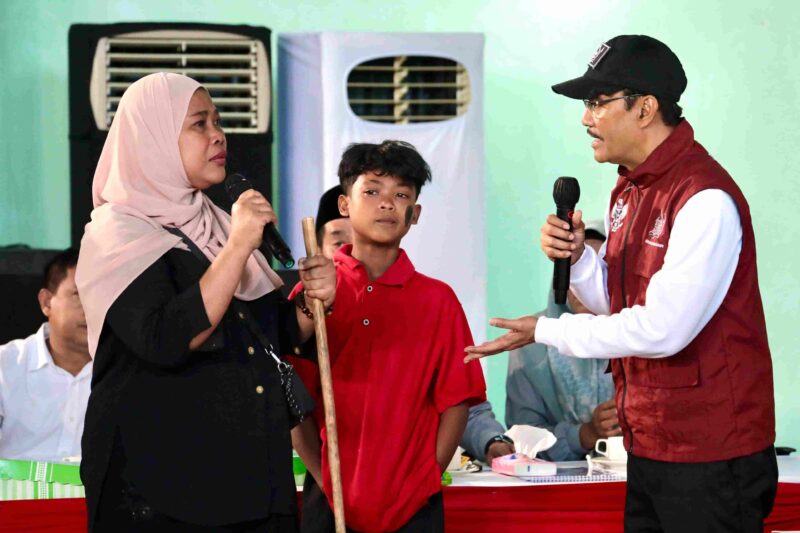 Menteri Sosial Saifullah Yusuf (Gus Ipul) memperkenalkan Nur Wahidah, ibu tunanetra. Dok. Kemensos