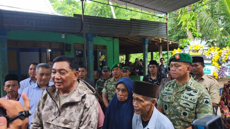 Menteri Pertahanan Sjafrie Sjamsoeddin mengunjungi keluarga Kopda (Anumerta) Amin Nurohman di Kebumen. Foto KemhanRI