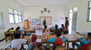 TNI Jadi Guru Bahasa Inggris di SDN Fatumfaun, TTU