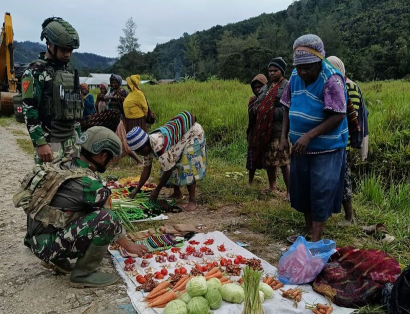 Satgas Yonif 4 Marinir Borong Hasil Tani Papua di Komopa, Dorong Ekonomi Lokal. Foto Pusat Penerangan TNI