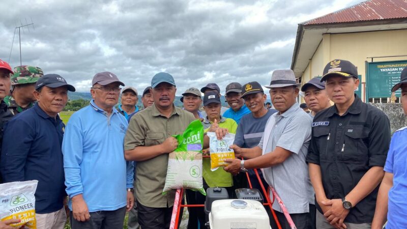 Bupati Kerinci Serahkan Mesin dan Benih Padi di Kemantan Raya