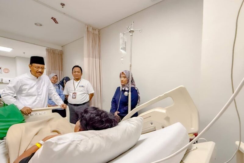 Gus Ipul menjenguk para korban ledakan SMAN 72 Jakarta Utara. Foto Kemensos