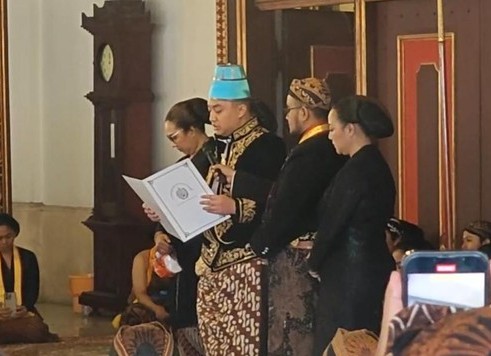 Hamangkunagoro mendeklarasikan naik tahta sebagai SISKS Pakubuwana XIV. Foto CNN Indonesia