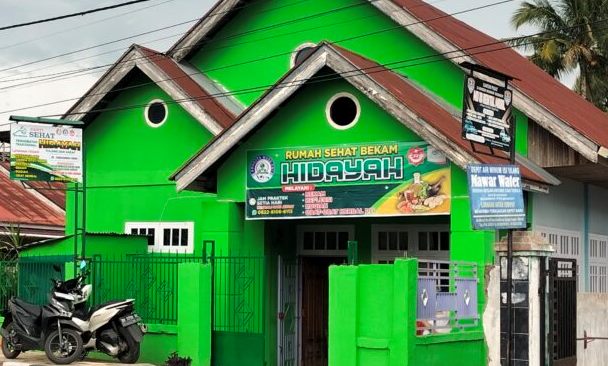Panti Sehat Hidayah beralamat di Jl. Muradi, Desa Koto Keras, dan dapat dihubungi melalui WhatsApp 0822-8106-6113.
