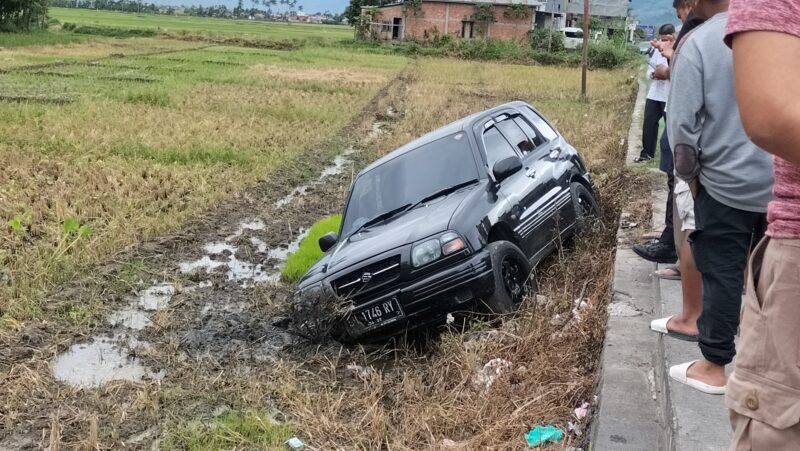 Mobil Escudo Terjun ke Sawah di Sungai Penuh, Pengemudi Selamat

