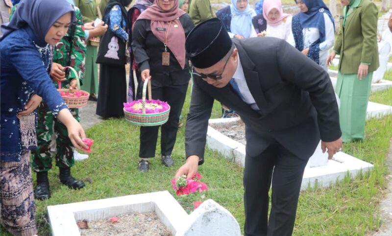 Wali Kota Sungai Penuh Alfin ziarah ke Makam Pahlawan Semumu peringati Hari Pahlawan 2025, ajak masyarakat teladani semangat perjuangan.