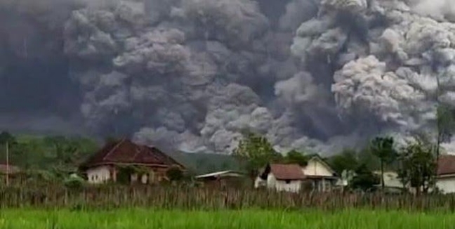 Erupsi Gunung Semeru Level Awas, Tiga Desa Terdampak. Foto istimewa