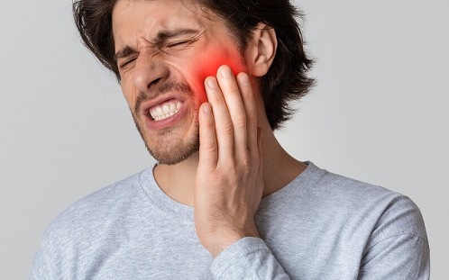 Cek Perawatan Gigi Ditanggung BPJS Kesehatan (Ilustrasi seorang sedang sakit gigi)