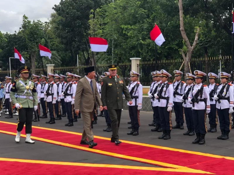 Menhan Sjafrie Sjamsoeddin menerima kunjungan Kepala Staf Gabungan Angkatan Bersenjata Yordania Mayor Jenderal Yousef Ahmed Al-Hunaiti di Kantor Kemhan, Jakpus hari ini (14/11). Foto Jawapos