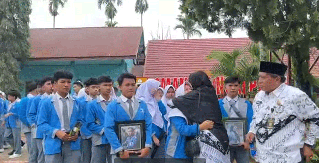 Hari Guru Nasional 2025 di SMAN 1 Sungai Penuh berlangsung haru.