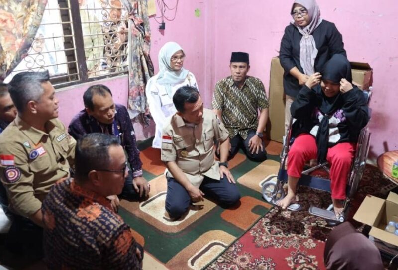 Al Haris Serahkan Bantuan ke Warga Sungai Penuh. Foto Hms