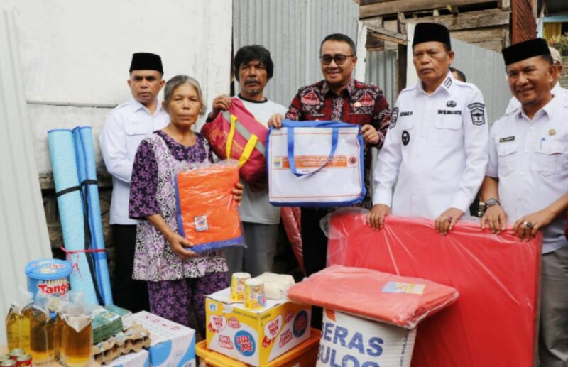 Wali Kota Alfin Tinjau Kebakaran di Sungai Jernih, Serahkan Bantuan untuk Korban