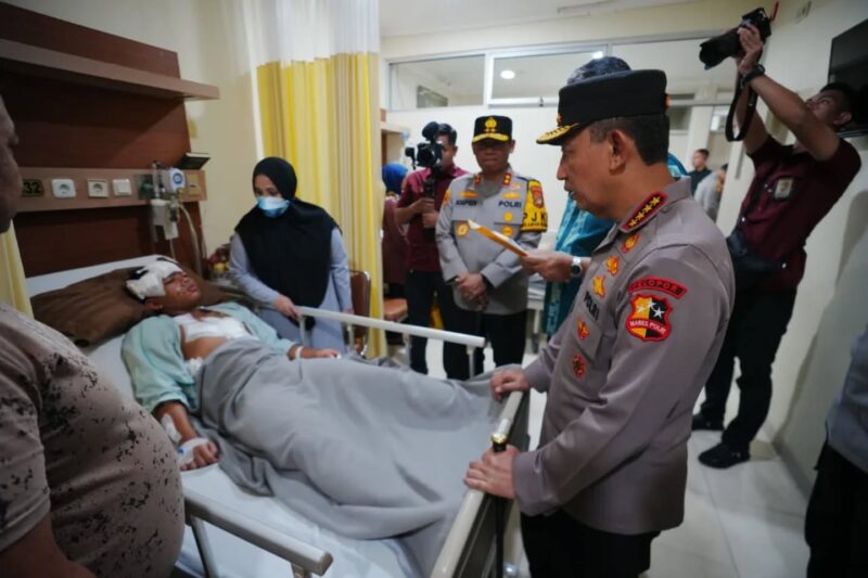 Kapolri Listyo Sigit Kunjungi Korban Ledakan SMAN 72 Jakarta. Foto Polres