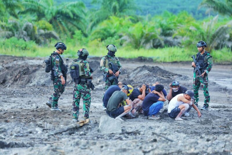 Menhan Sjafrie Tinjau Penertiban Tambang Timah Ilegal, Tindak Pelanggaran Kawasan Hutan. Foto Kemenhan